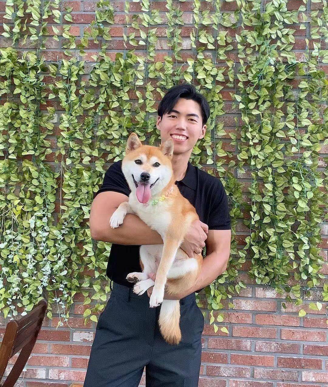 男生笑起来有点憨，拍写真却又酷又帅，扎实的肌肉让他好圈粉_搜狐网