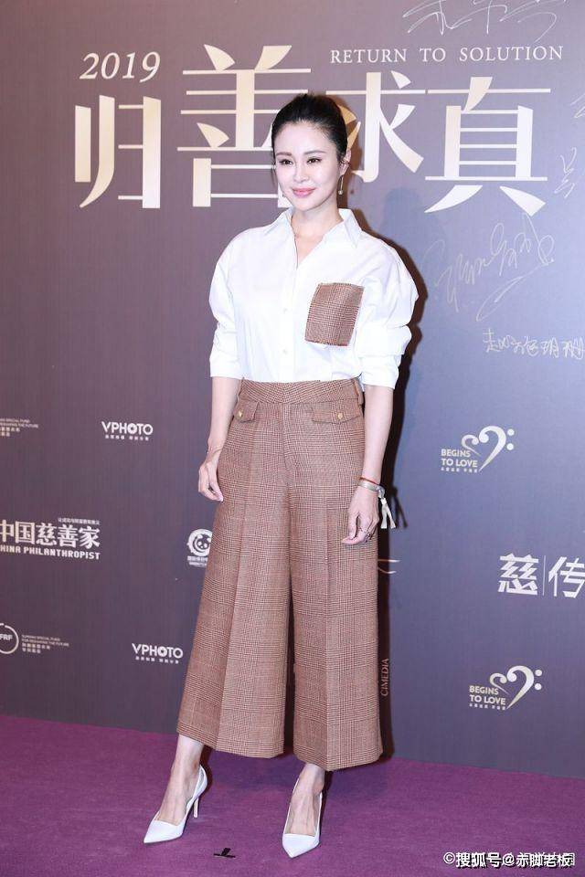 傲人 佟大为夫妻合体亮相，关悦大胆穿深V连衣裙，傲人身材太惊艳