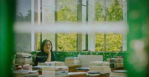 海水|贾樟柯的《一直游到海水变蓝》就是为了恰饭，你可别小瞧了他