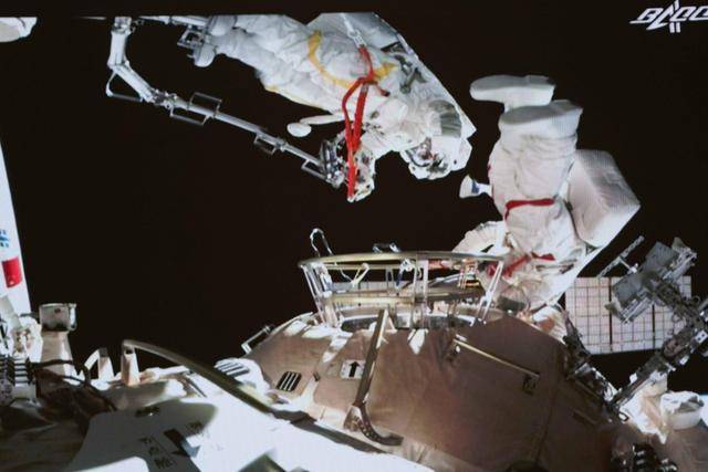 人有三急！宇航员翟志刚、王亚平出舱6.5小时，想上厕所怎么办？