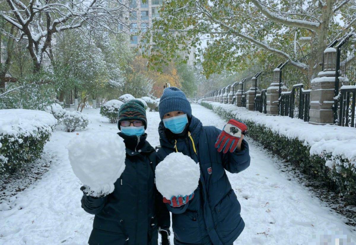 元宝|白百何懒理“二胎”风波，和儿子在小区堆雪人，母子两人笑得开怀