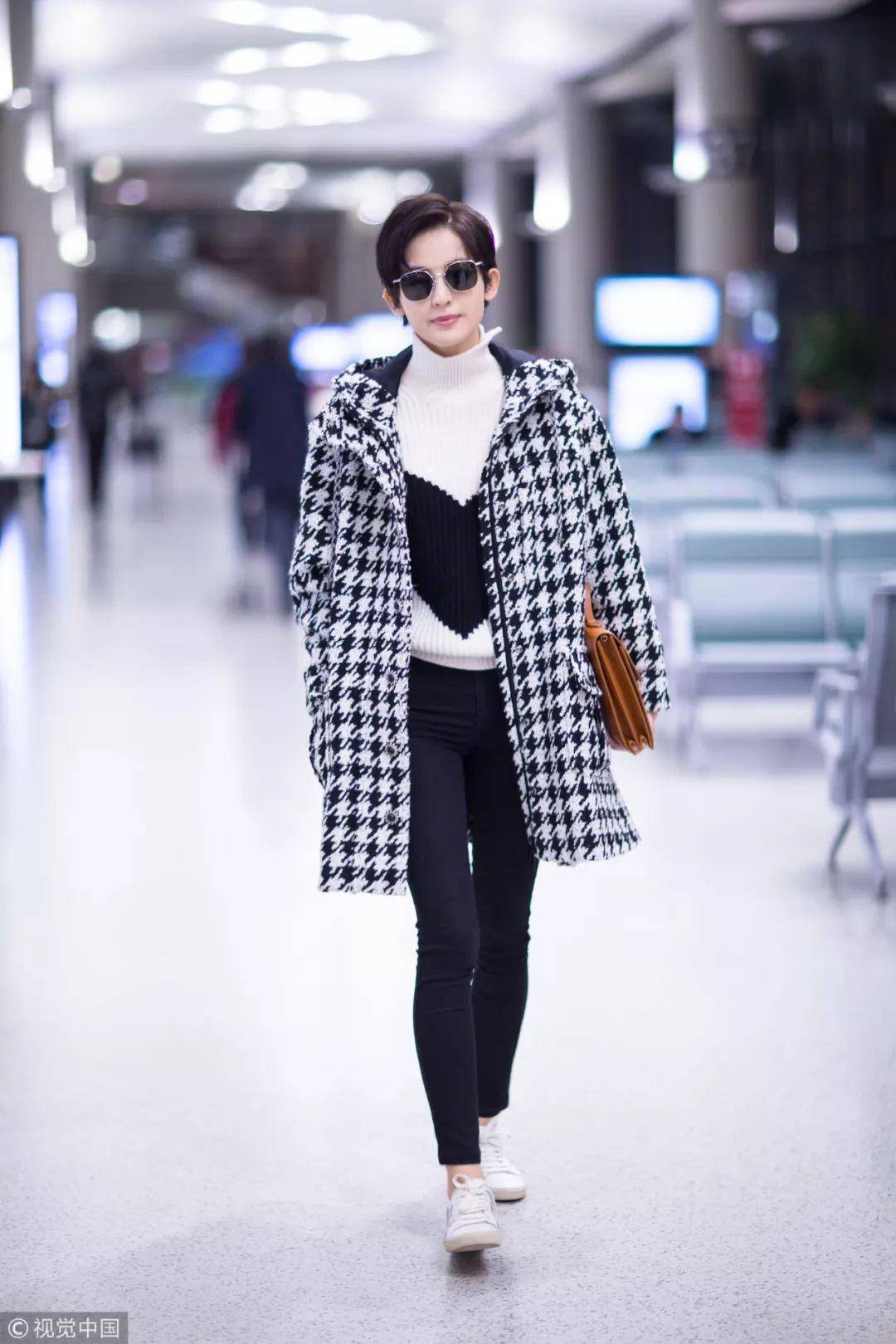 同学 杨幂张小斐10年同学，还记得张小斐春晚火了的那件大衣吗？