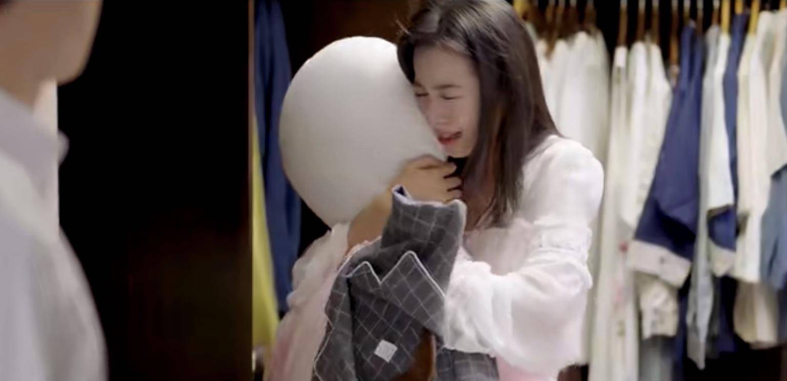 当鹿方宁抱着凌睿的衣物痛哭时, 这款睡衣是凌睿最贴心和衣物,有着他