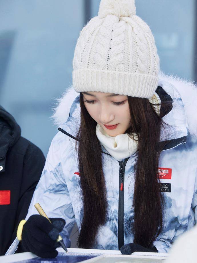 米色 刚下雪关晓彤羽绒服就穿上了！蓝白晕染配毛线帽，胖乎乎的好可爱