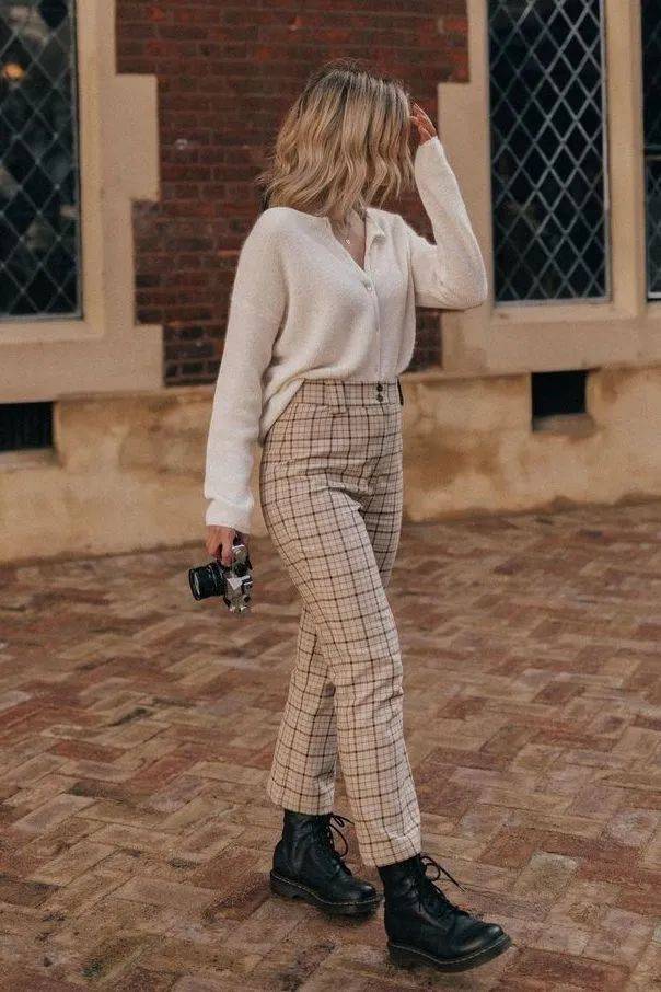 灯芯绒 别再穿高跟鞋了,奶奶裤+短靴才是今年秋冬最流行!