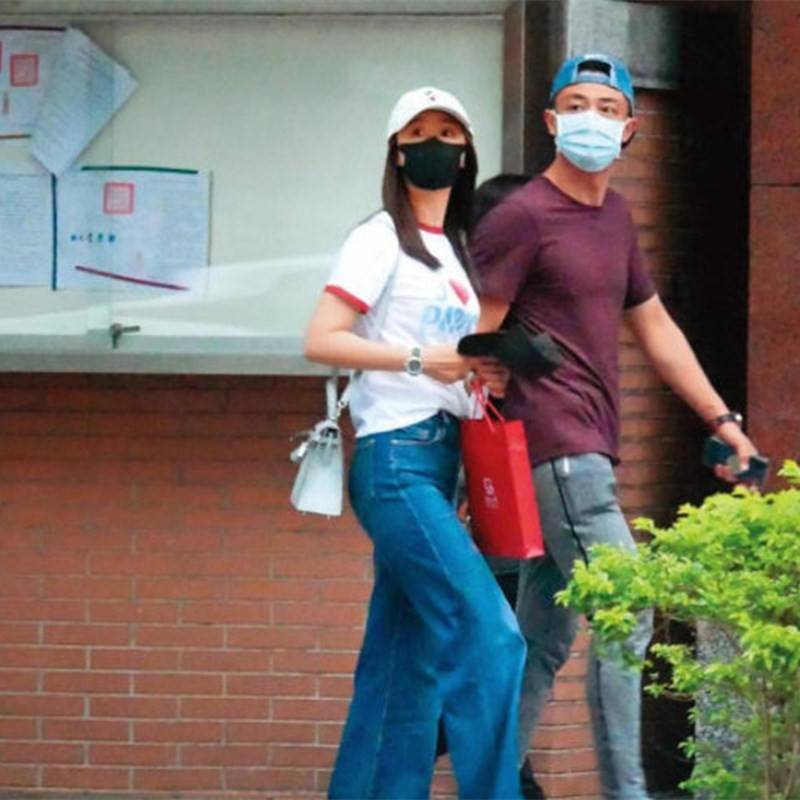 霍建华 林心如夫妇出门，T恤“塞裤腰”证明自己没怀孕，霍建华瘦了一圈！