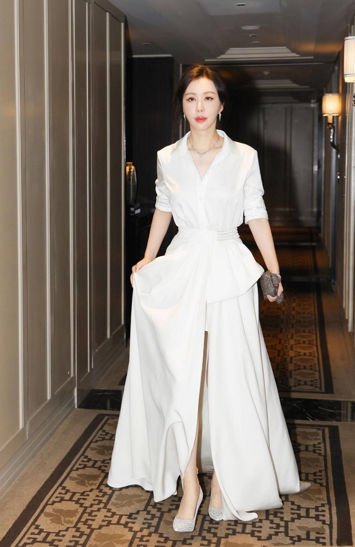 田朴珺 田朴珺不愧是地产大亨的太太，出席活动鞋上镶钻，配白裙知性高级！