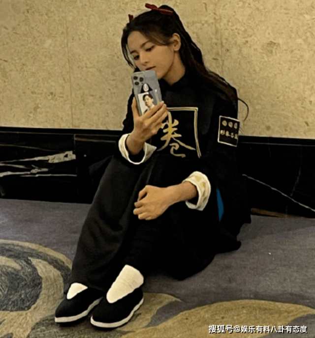 古风|杨超越:古风侠女造型曝光!手机壳竟然是沈腾的照片?太搞笑了