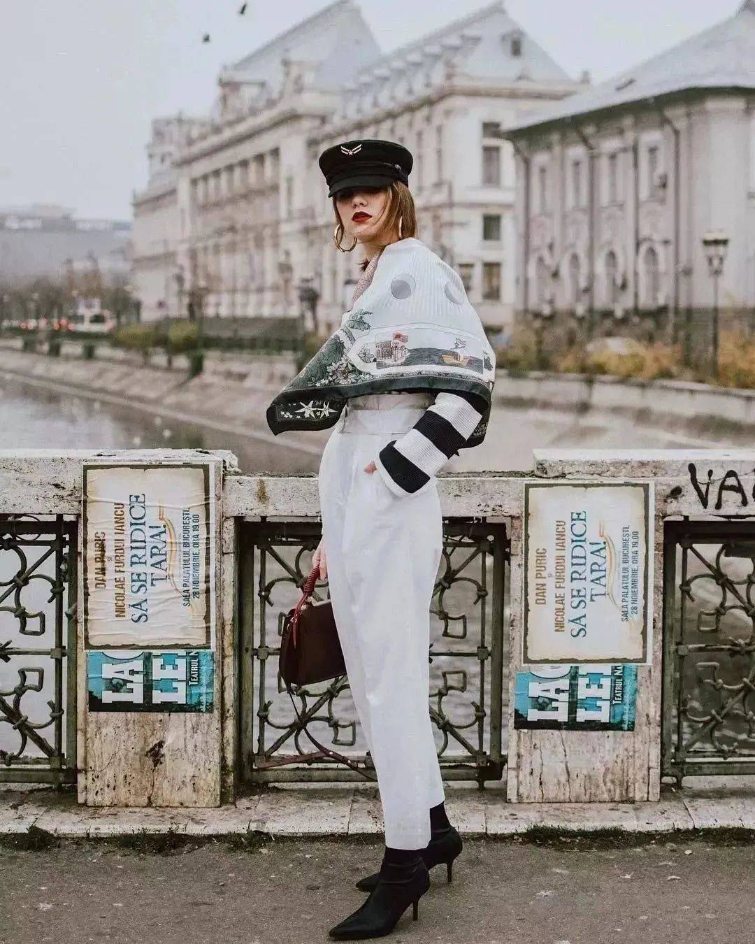 灯芯绒 别再穿高跟鞋了，奶奶裤+短靴才是今年秋冬最流行！