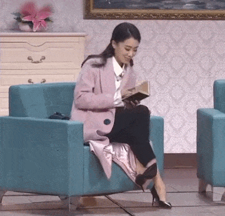 同学 杨幂张小斐10年同学，还记得张小斐春晚火了的那件大衣吗？