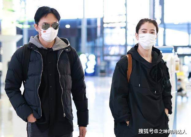 黑色 白色运动鞋与粉色堆堆袜也很少女风