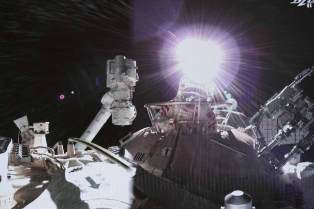 人有三急！宇航员翟志刚、王亚平出舱6.5小时，想上厕所怎么办？