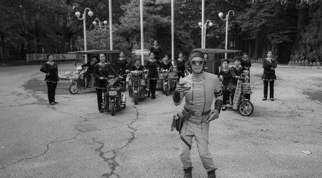 电影|《导演请指教》：吵架比影片好看，导演比演员卑微，就着弹幕更香