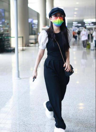 网友 伊能静的身材真令人羡慕，穿连衣裙减龄像少女，网友：求保养秘诀