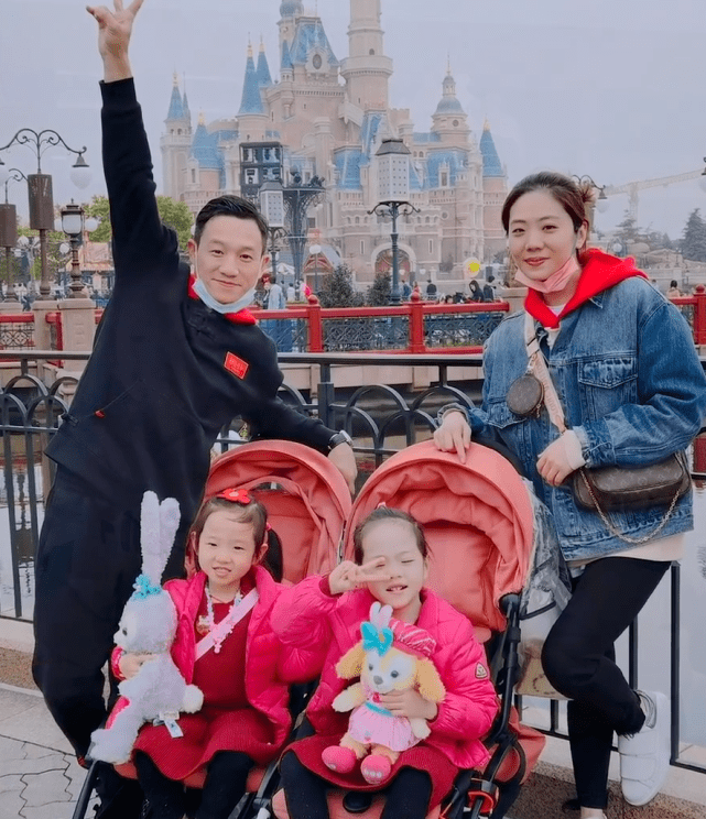 杨云晒照庆结婚13周年,杨威将老婆揽入怀中甜蜜相依,好幸福_夫妻