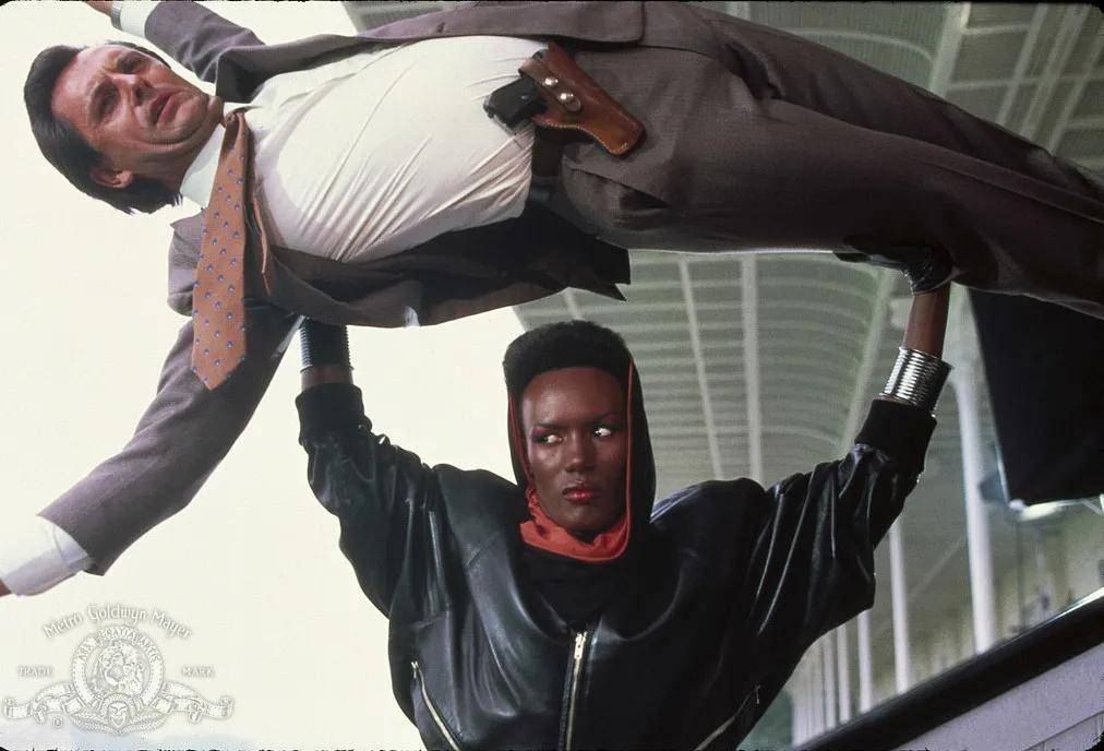 安娜·德·阿玛斯|007回归！新任邦女郎深V长裙惊艳网友！这些历任邦女郎你还记得吗？