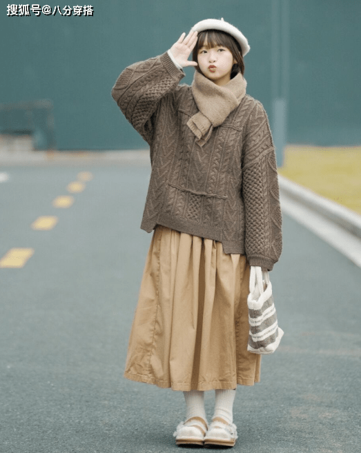 围巾 小个子秋冬穿半身裙要注意两点，上衣和靴子选对了，轻松显高显瘦