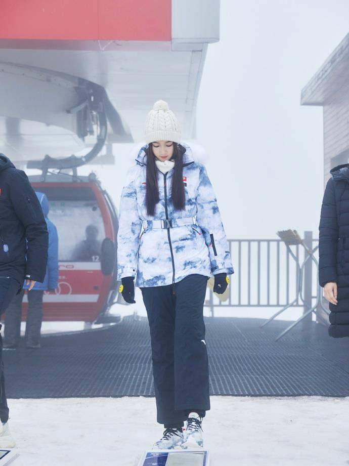 米色 刚下雪关晓彤羽绒服就穿上了！蓝白晕染配毛线帽，胖乎乎的好可爱