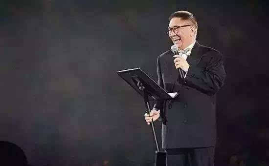 乐律|明明是自己写的歌,演唱会上唱一半忘词了,掏出小抄看完继续唱