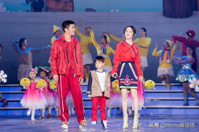 感觉 一家三口登春晚，霍思燕比小5岁的杜江还年轻，却被儿子呆萌抢镜