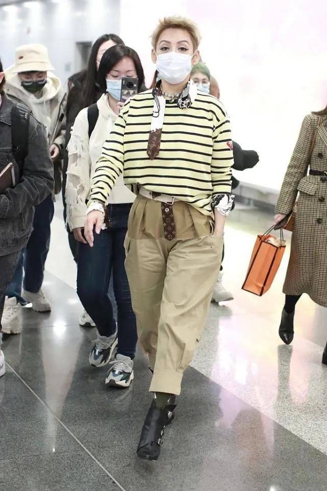 卫衣 宁静在雪地里熏腊肉,穿羽绒服戴围巾,50+也能穿的保暖时尚!