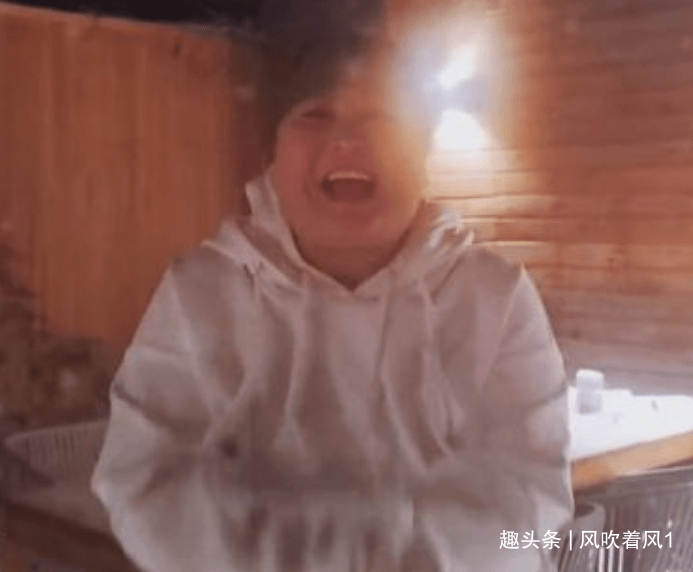 网友|贾玲大雪中嗨玩好兴奋！穿一件衣服不怕冷，对镜头嘟嘴亲吻好可爱