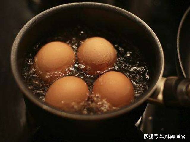 因为|煮鸡蛋时只需加点此,鸡蛋不开裂还自动脱壳,味道更好吃更鲜美