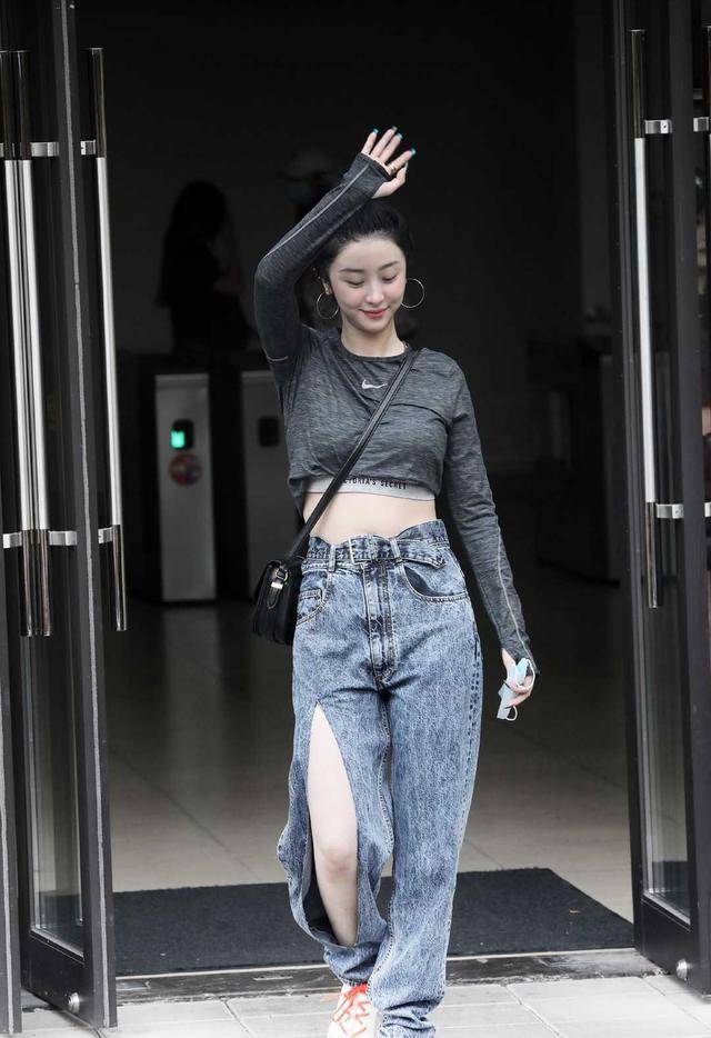 身材 赵小棠BM风打扮好惊艳！红格纹露脐装配牛仔裤出街个性酷炫，超美