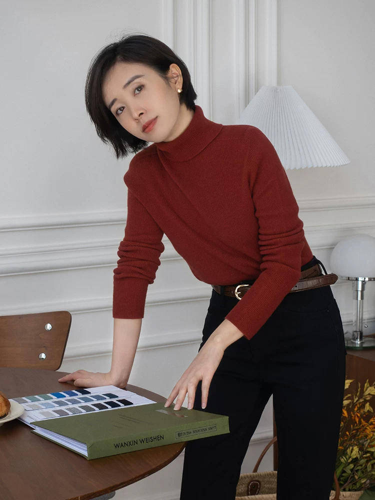 美眉 女人年过40更要注重保暖，来试试这些高领衫搭配，保暖时髦显气质