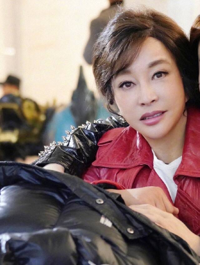 线条美 67岁刘晓庆真不服老，穿红大衣配牛仔裤，看上去就像25岁的小姑娘