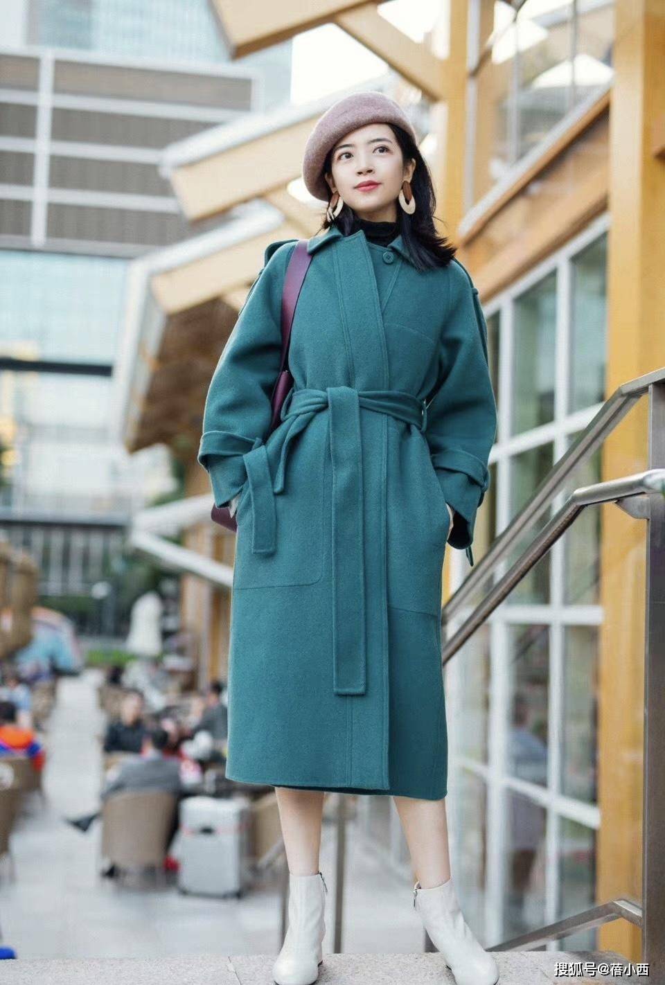 颜色 冬季最流行的是“大衣”，跟三木穿4个高级款，搭配裤子裙子都美