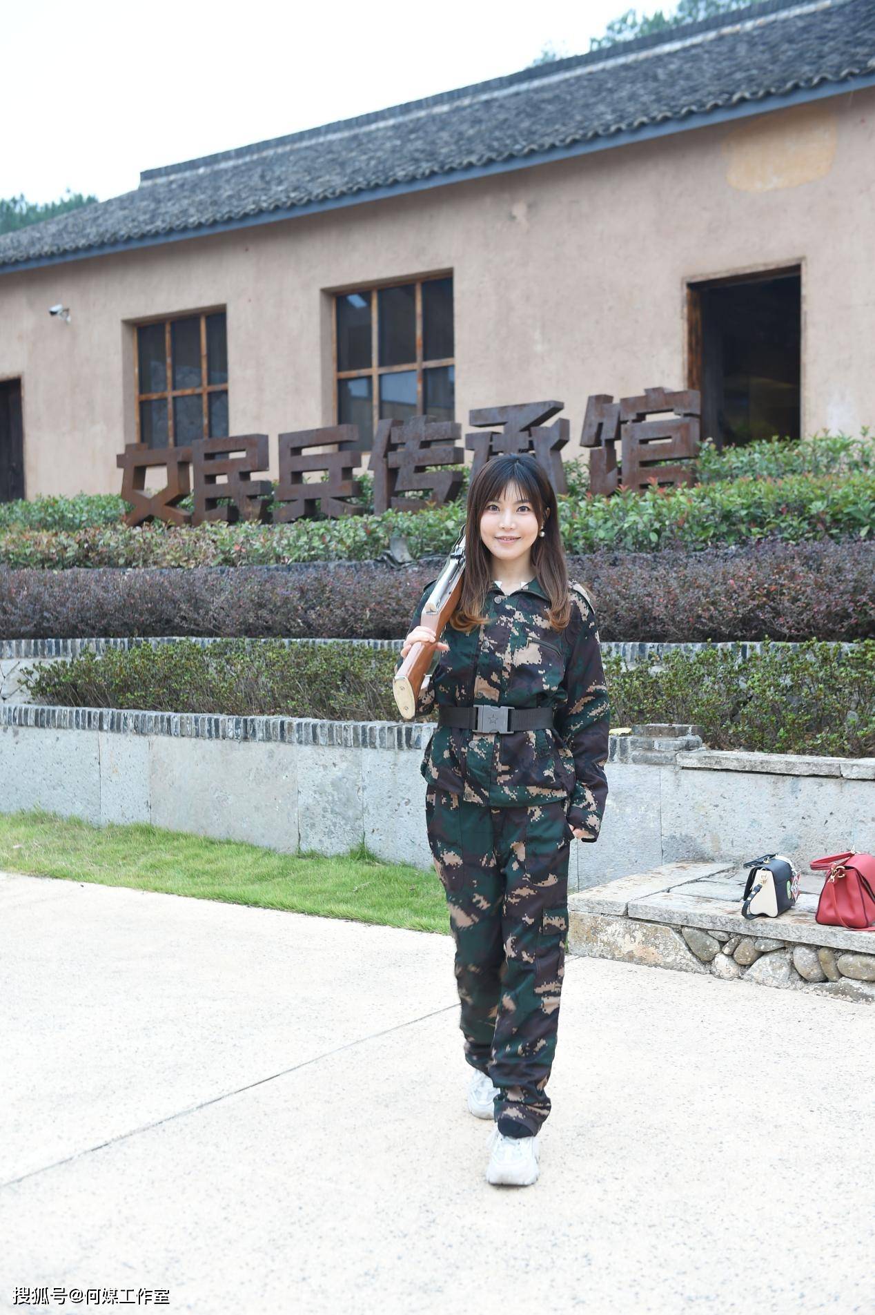 两代人亮相浙商女杰峰会 一份事业的赓续 是家族精神的传承_杨金菁