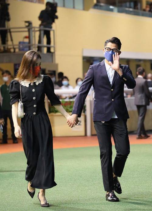 郭富城 郭富城一家四口拍合照,小22岁妻子抢镜,穿玫粉色上衣好显白