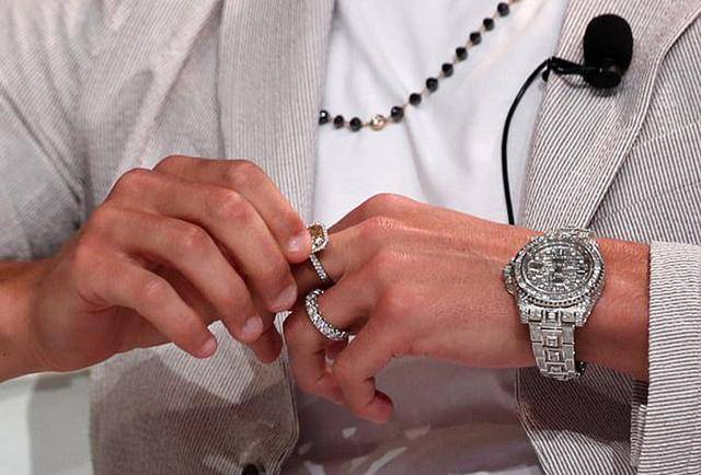 劳力士壕无人性！C罗拥有世界最贵劳力士，比2台豪车都贵，布满钻石白金