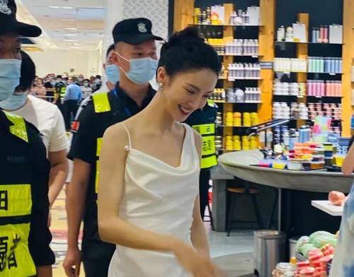 活动金晨活动生图曝光 身材纤细修身白裙穿出松垮感