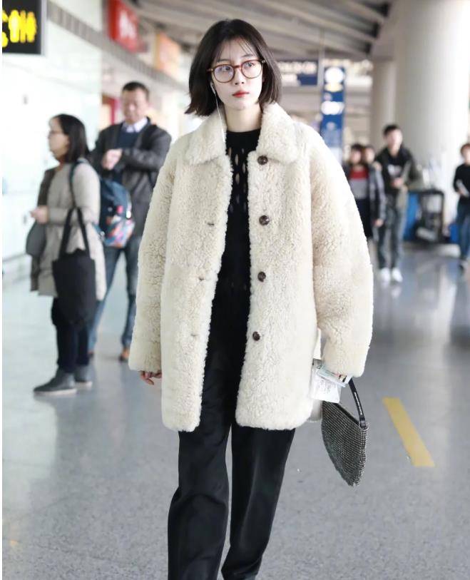 姐妹 今冬流行“靴子＋阔腿裤，卫衣＋羽绒服”，这么穿活该你美！