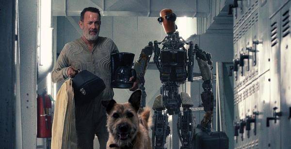 角色|一人一狗一机器也能让人泪目——汤姆·汉克斯新片《芬奇》简评