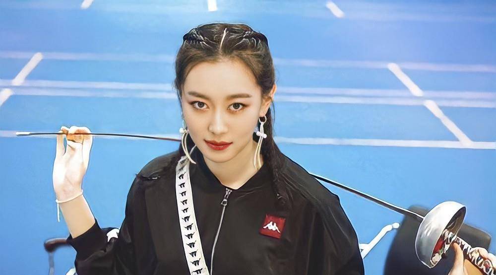 视觉 冠军孙一文终于放大招！穿蕾丝裙彰显出国风美，颜值竟不输明星脸