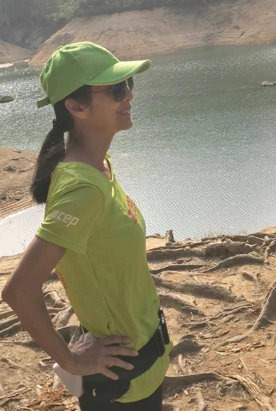 黑色 米雪真是越老越有气质感！绿色T恤搭配运动裤清爽简约，明媚大气