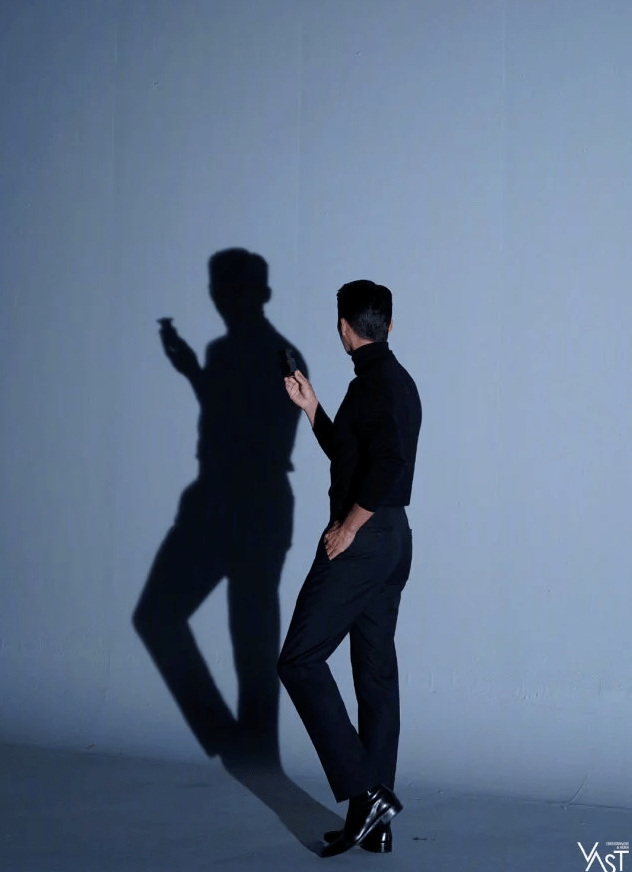 黑色 玄彬尽情释放荷尔蒙！穿西装裤超模身材太绝了，难怪能追到孙艺珍