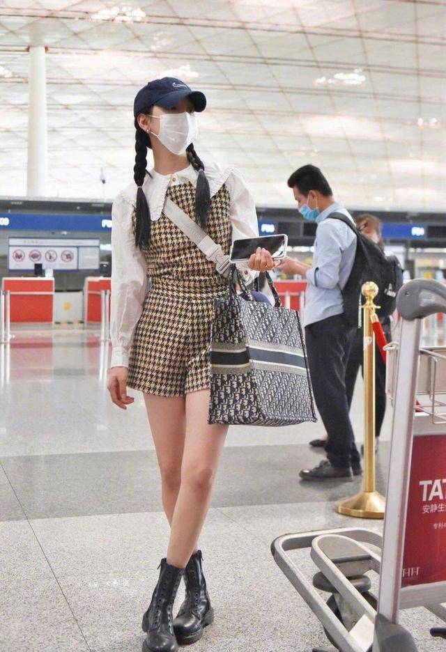 身材 章若楠为抢镜太拼，牛仔短裤故意“系错”扣子，短款西装攻气十足
