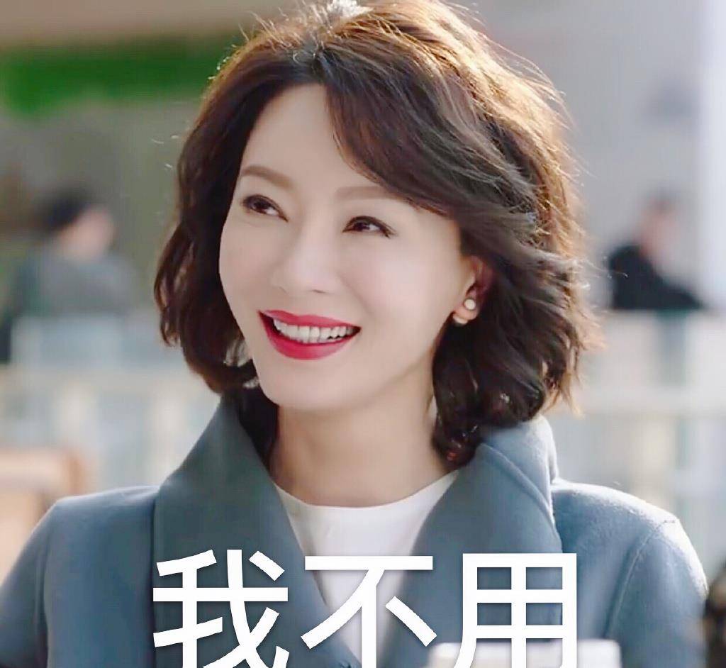 发型最适合三四十岁的女性短发，搭配一套显白的衣服单品，穿出高级感