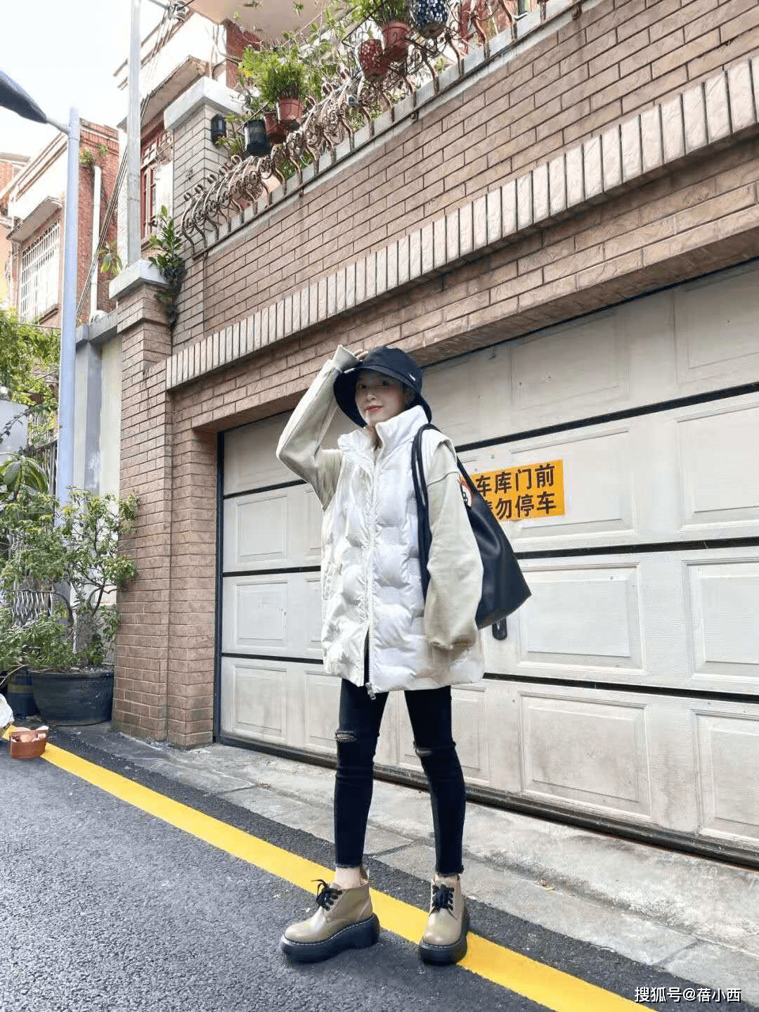 整体 T恤不再流行，初冬流行叠穿“卫衣”，搭配大衣、打底裤都很时髦