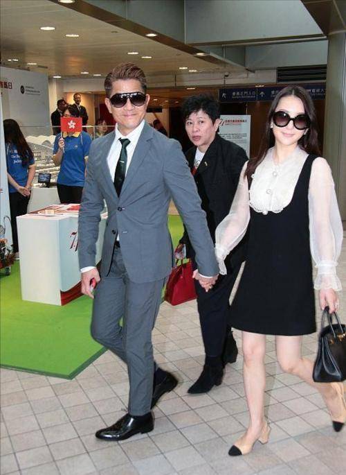 郭富城 郭富城一家四口拍合照,小22岁妻子抢镜,穿玫粉色上衣好显白