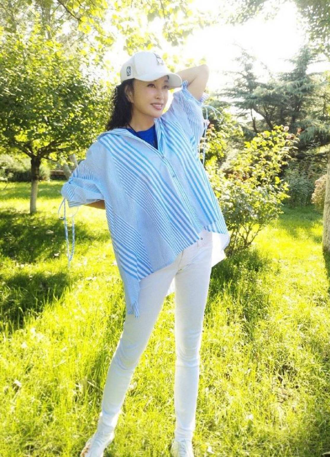 线条美 67岁刘晓庆真不服老，穿红大衣配牛仔裤，看上去就像25岁的小姑娘