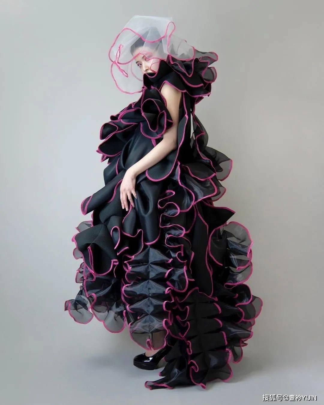 他创作了一系列名为 "jomonjomon" 的服装,以超现实主义艺术为线索