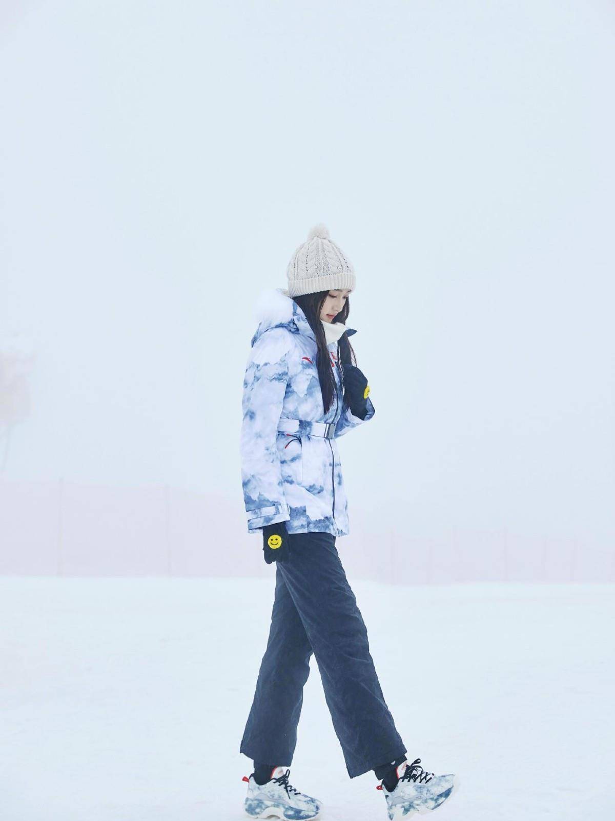 雪场 关晓彤亮相冬奥雪场，蓝白扎染羽绒服搭配毛线帽，清爽时髦又保暖