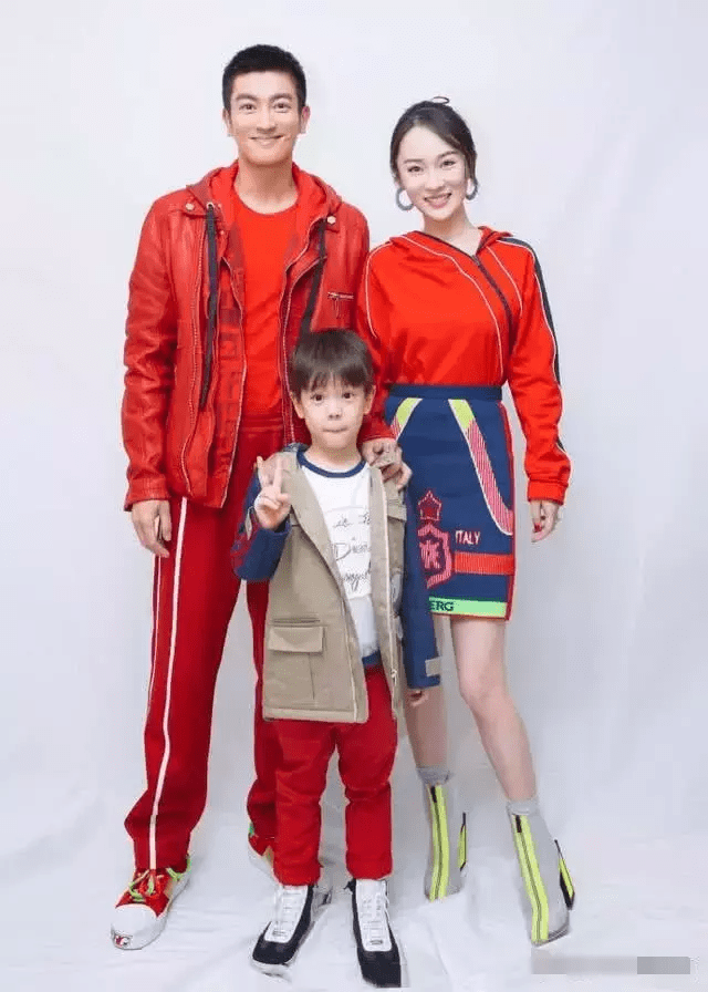 老公 一家三口一起登上春晚舞台,38岁的她跟老公站一起,美如少女