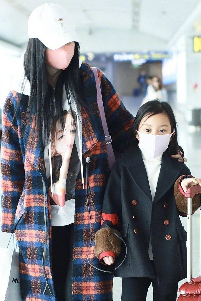 李小璐 李小璐携女儿走机场，6岁甜馨一身拼接西装比妈妈格纹大衣还有范