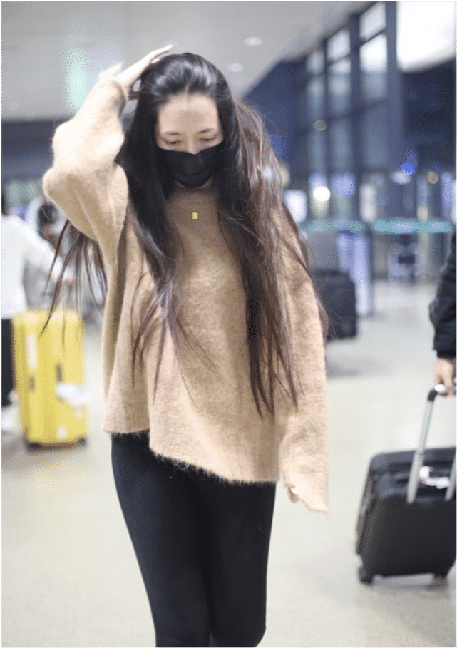 行李箱 郭碧婷现身机场，用行李箱推着女儿跑，看到镜头迅速遮挡女儿正脸